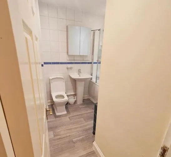 20a 2 Bed Flat, Sleeps 4,wifi,near Cabot Circus, Bri 1mi