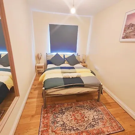 2 Bed Flat,sleeps 4,wifi,near Cabot Circus,bri 1mi דירה