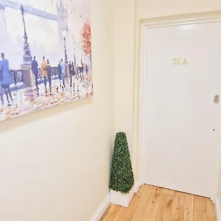 2 Bed Flat,sleeps 4,wifi,near Cabot Circus,bri 1mi בריסטול