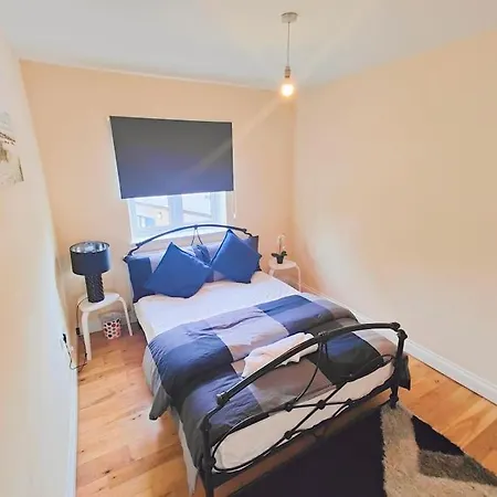2 Bed Flat,sleeps 4,wifi,near Cabot Circus,bri 1mi דירה