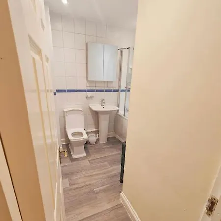 2 Bed Flat,sleeps 4,wifi,near Cabot Circus,bri 1mi