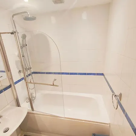 2 Bed Flat,sleeps 4,wifi,near Cabot Circus,bri 1mi דירה *