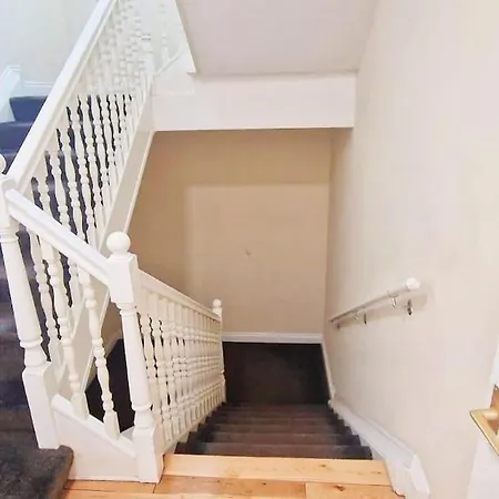 2 Bed Flat,sleeps 4,wifi,near Cabot Circus,bri 1mi דירה